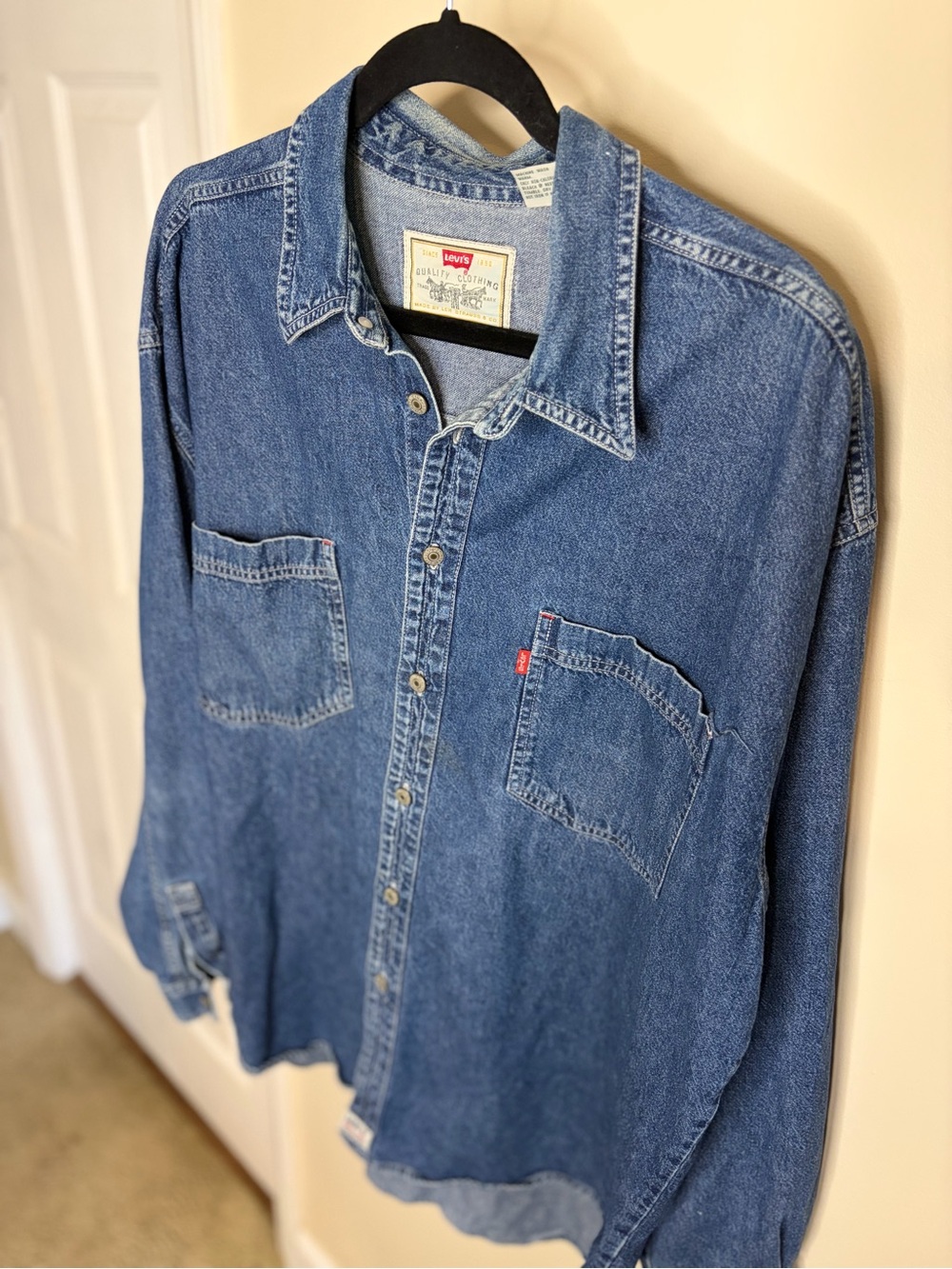 Vintage 1990’s Levi's Men's Blue Denim Button-Up Shirt #1331